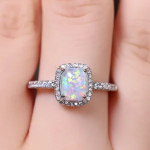 Macro di anello con opale rettangolare, halo di diamanti e incastonatura micro-pavé