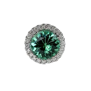 Elegante anello a 8 griffe con gemma verde e incastonatura halo di diamanti in argento