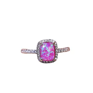 Elegante anello in oro bianco con opale rosa taglio cushion e diamanti pavé