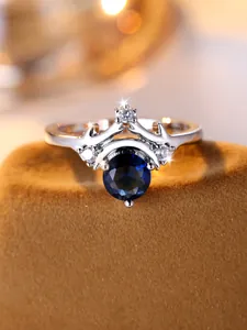 Dettaglio dell'anello a corna di cervo in argento con una vibrante pietra blu centrale