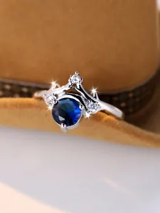 Dettaglio anello corna di cervo con gemma blu e piccoli diamanti scintillanti