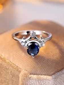 Primo piano dell'anello in corno di cervo argento con gemma blu e piccoli diamanti