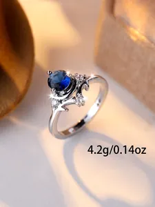 Dettaglio anello corna con pietra blu e diamanti laterali, peso del prodotto 4,2g