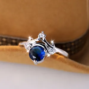 Elegante anello d'argento a corna di cervo con zaffiro blu e accenti bianchi
