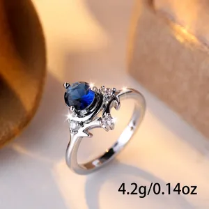 Anello elegante color argento con grande gemma blu e diamanti incastonati 4,2g