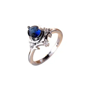 Elegante anello corna di cervo in argento con zaffiro blu tondo e dettagli in zircone