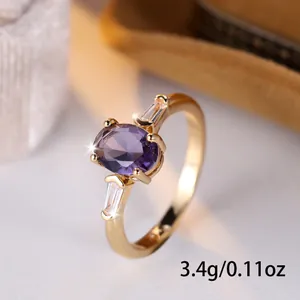 Elegante anello d'oro con gemma viola ovale e pietre laterali, specifica peso 3,4 g