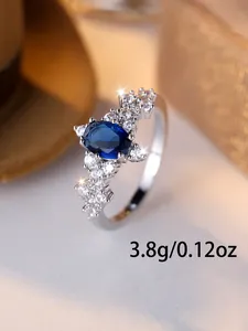 Dettaglio di un anello in argento da 3,8g con gemma blu ovale e zirconi bianchi