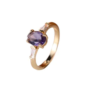 Elegante anello in oro con pietra ovale viola e cristalli laterali a baguette