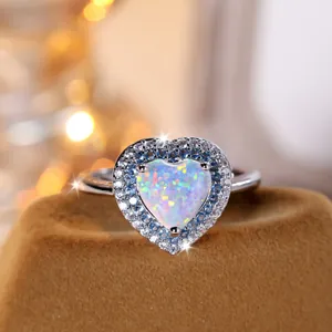 Bague opale en cœur élégante avec double halo de cristaux bleus et blancs en argent