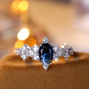 Anello Ovale in Rame con Zirconia Blu Profondo e Grappolo di Cristalli Bianchi Gioielli da Dito Eleganti per Donna Regalo