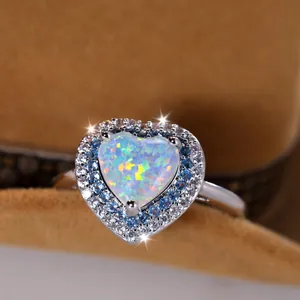 Bague cœur en opale avec halo de diamants et effet arc-en-ciel sur monture en argent fin