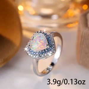 Bague opale blanche en forme de cœur avec accents bleus et blancs en argent, poids 3,9g