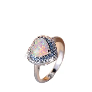 Bague élégante en opale en forme de cœur avec accents bleus et blancs en argent poli