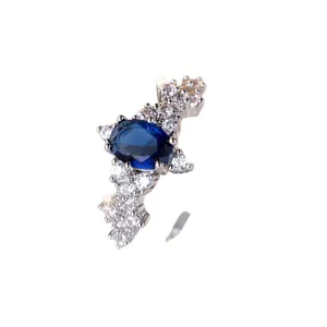 Anello d'argento irregolare con grande pietra blu ovale e piccoli cristalli bianchi