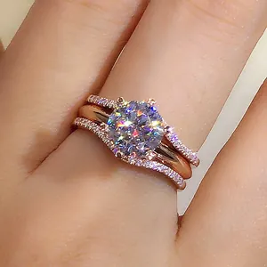 Ensemble de trois bagues de mariage en or rose avec un grand oxyde de zirconium rond