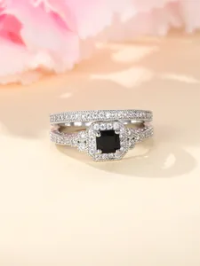 Nahaufnahme eines silbernen Vintage Ring-Sets mit quadratischem schwarzem Stein und Zirkonia