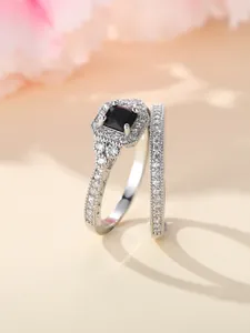 Detailansicht eines silbernen Ringsets mit schwarzem Zirkonstein und Pavé-Besatz