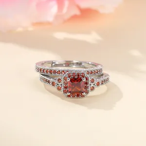 Set di anelli in argento con zircone rosso quadrato e pietre incastonate in pavé