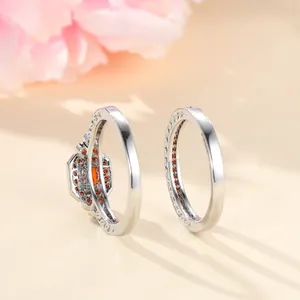 Set di anelli in argento con zircone rosso rettangolare e pietre laterali brillanti