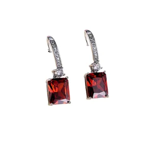 Eleganti orecchini pendenti quadrati con zircone rosso e pavé di micro-pietre incastonate