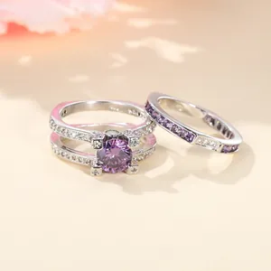 Elegante zilveren ringenset met een ronde paarse edelsteen en glinsterende pavé diamanten