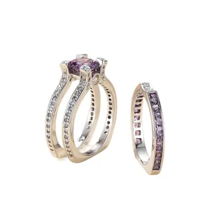 Elegante zilveren ringenset met vierkante paarse edelsteen en pavé diamanten op wit