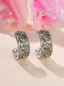 Détail de pierres marquises vert olive et motifs ajourés sur boucles d'oreilles C