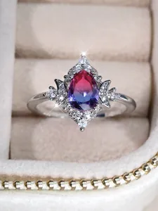 Nahaufnahme von Kronenring mit birnenförmigem Farbverlauf-Turmalin und Diamant-Halo