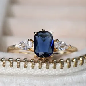 Bague saphir avec anneau en or et diamants poire dans un écrin en velours