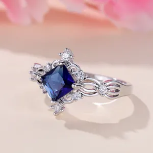 Anello vintage in oro bianco con zaffiro blu quadrato e dettagli di diamanti bianchi lucidi