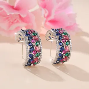 Boucles d'oreilles C en argent avec zircons multicolores et motif floral chic