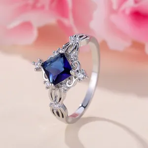 Anello elegante in argento con gemma quadrata blu reale e pavé di diamanti dal design lusso