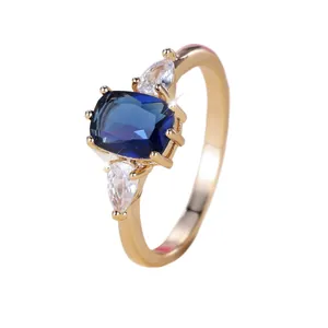Bague classique plaquée or avec saphir bleu taille coussin et zircons latéraux