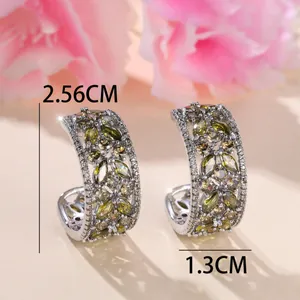 Boucles d'oreilles C argentées avec pierres vert olive et motif ajouré élégant