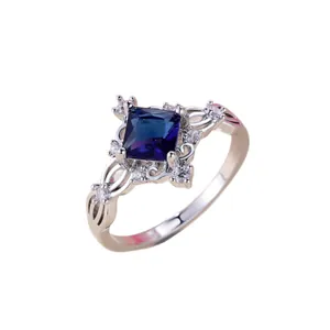 Elegante anello d'argento con pietra blu quadrata e fascia traforata dal design chic