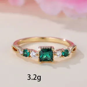 Gouden ring met vierkante smaragd en diamantaccenten gewicht 3,2g luxe sieradenfoto