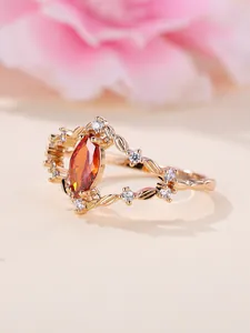 Nahaufnahme des orangefarbenen Steins und der Mikro-Diamanten auf dem Roségoldring
