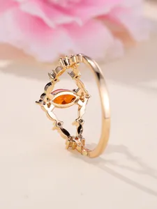 Nahaufnahme Ring in Champagnergold mit Markis-Granat und weißen Micro-Pave-Diamanten
