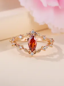 Makro-Detail von Marquise-Edelstein-Ring mit blattförmigem, ausgehöhltem Metallband