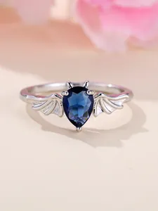 Macro di anello gotico in argento con gemma blu a goccia e dettagli ad ali di pipistrello