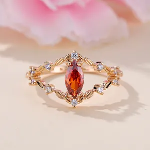 Ring aus Champagnergold mit Marquise-Schliff Granat-Zirkonia und Mikro-Pavee-Besatz