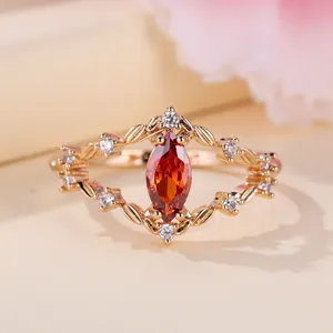 Ring aus Champagnergold mit Marquise-Schliff in Rot und weißen Kristallen