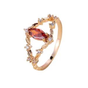 Ring aus Champagnergold mit Markasit-Zirkon in Rot und weißem Kristall-Mikropavé-Besatz