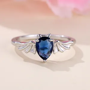 Anello in Rame Moda con Zirconia a Goccia Blu Profondo e Ali di Pipistrello per Donna Regalo Gioielli Stile Gotico Halloween