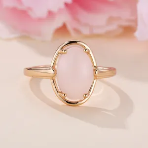 Eleganter champagnerfarbener Goldring mit rosa Ovalstein und Vier-Krallen-Fassung
