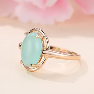 Eleganter roségoldener Ring mit einem polierten hellgrünen ovalen Edelstein besetzt