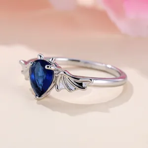 Anello gotico color argento con gemma blu a goccia e dettagli con ali di pipistrello