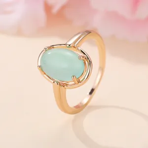 Eleganter champagnergoldener Ring mit ovalem grünem Edelstein und polierter Fassung