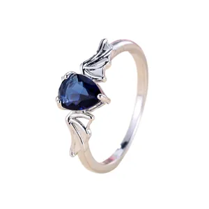 Anello gotico in argento con pietra blu a cuore e design dettagliato con ali di pipistrello